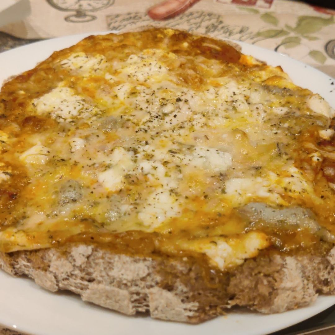 Pizza casera 3 quesos Pizza casera 3 quesos