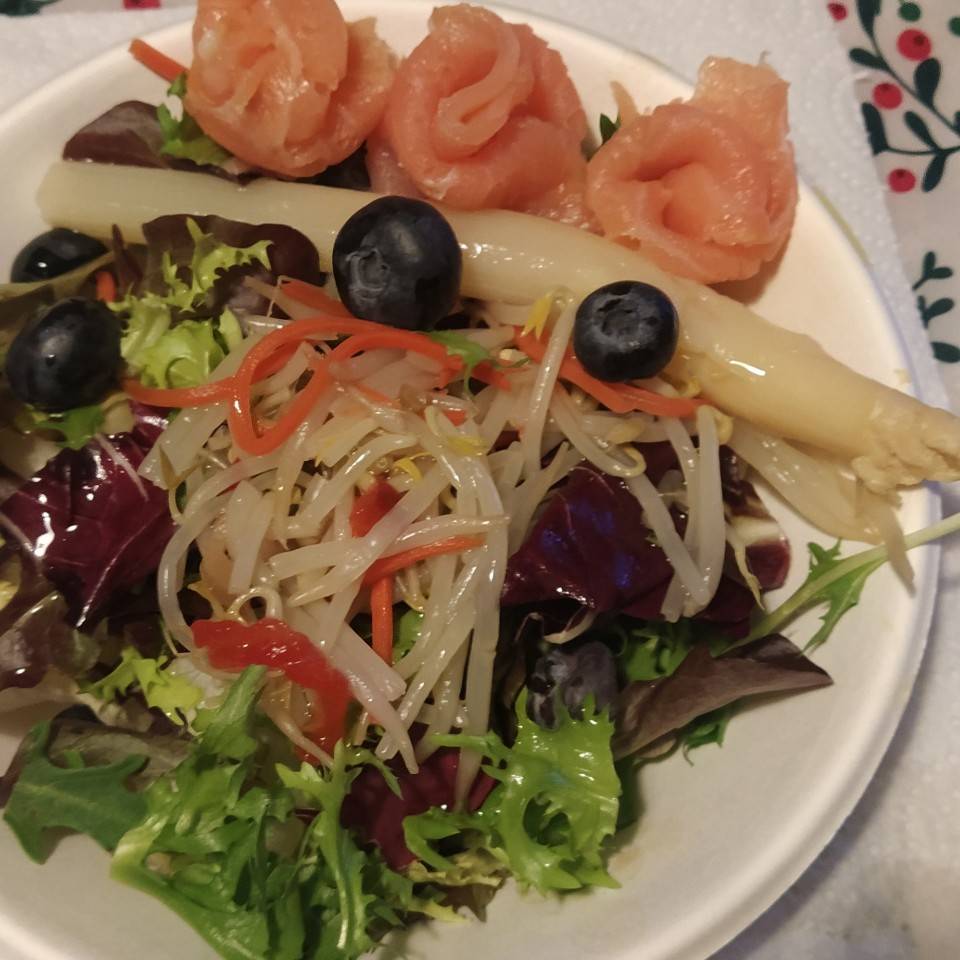Ensalada de salmón , mezclum y arándanos. Ensalada de salmón , mezclum y arándanos.