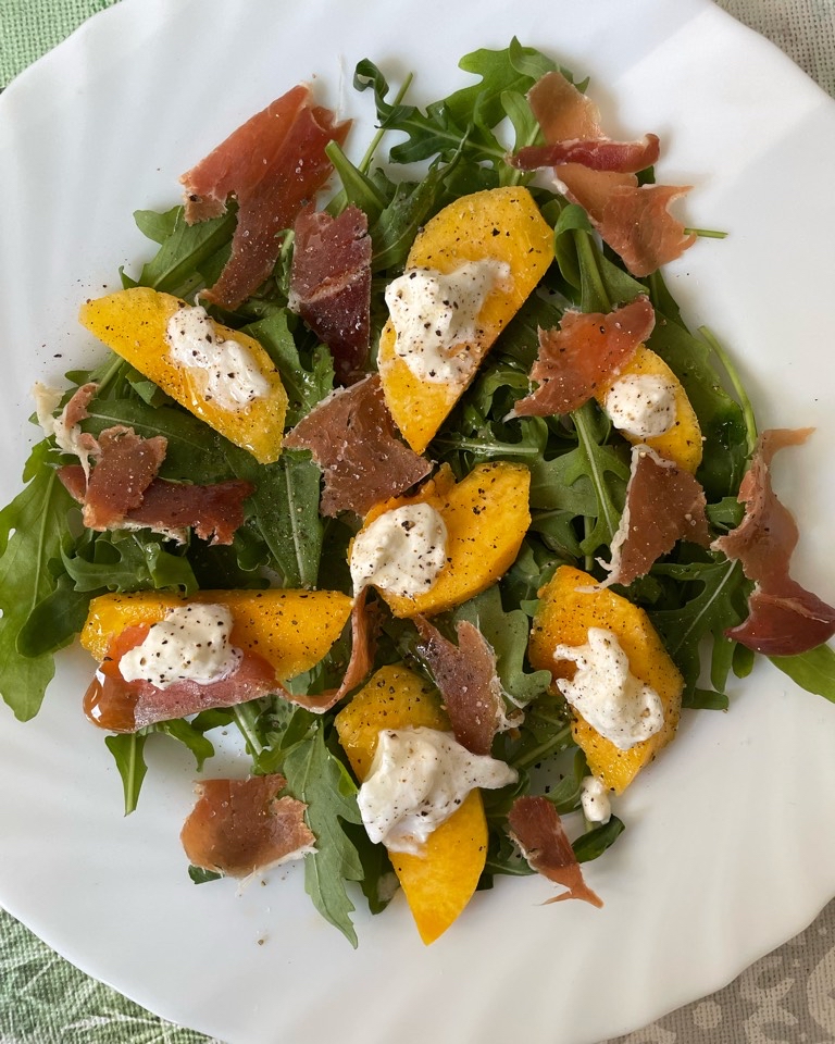 Ensalada de melocotón, jamón y burrata