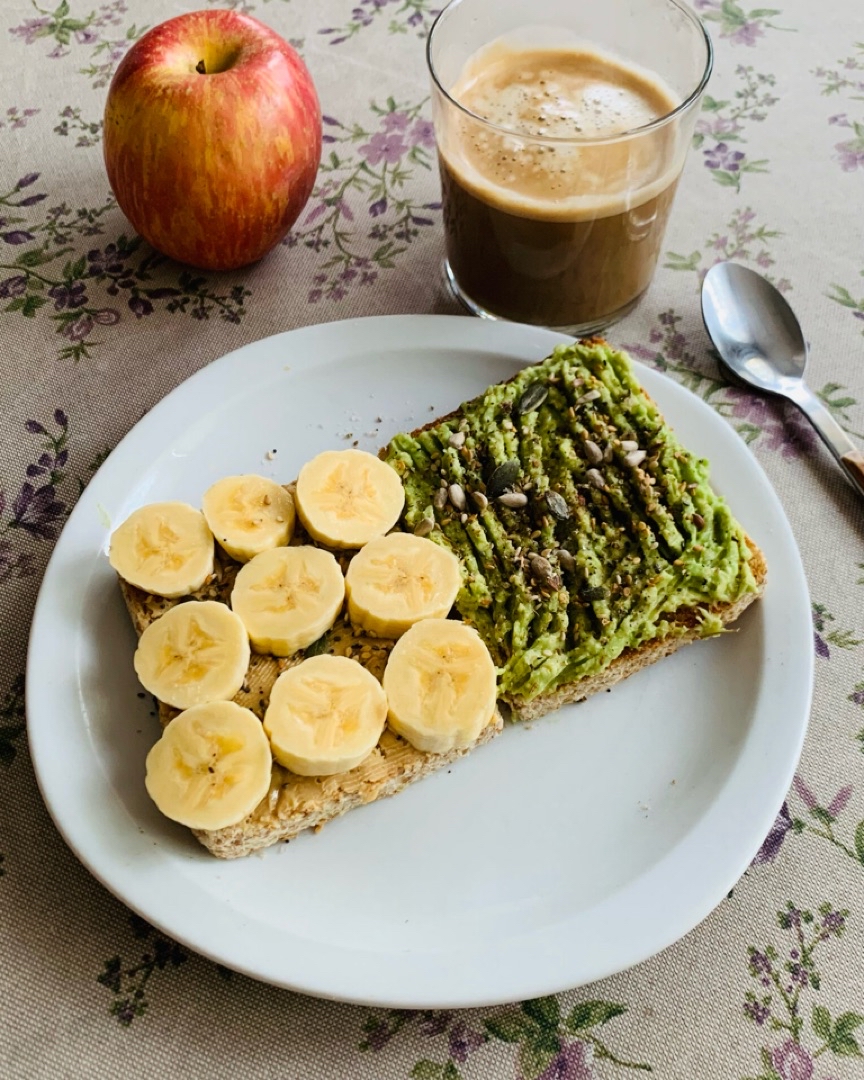 Tostadas de aguacate con semillas y crema de cacahuete con plátano