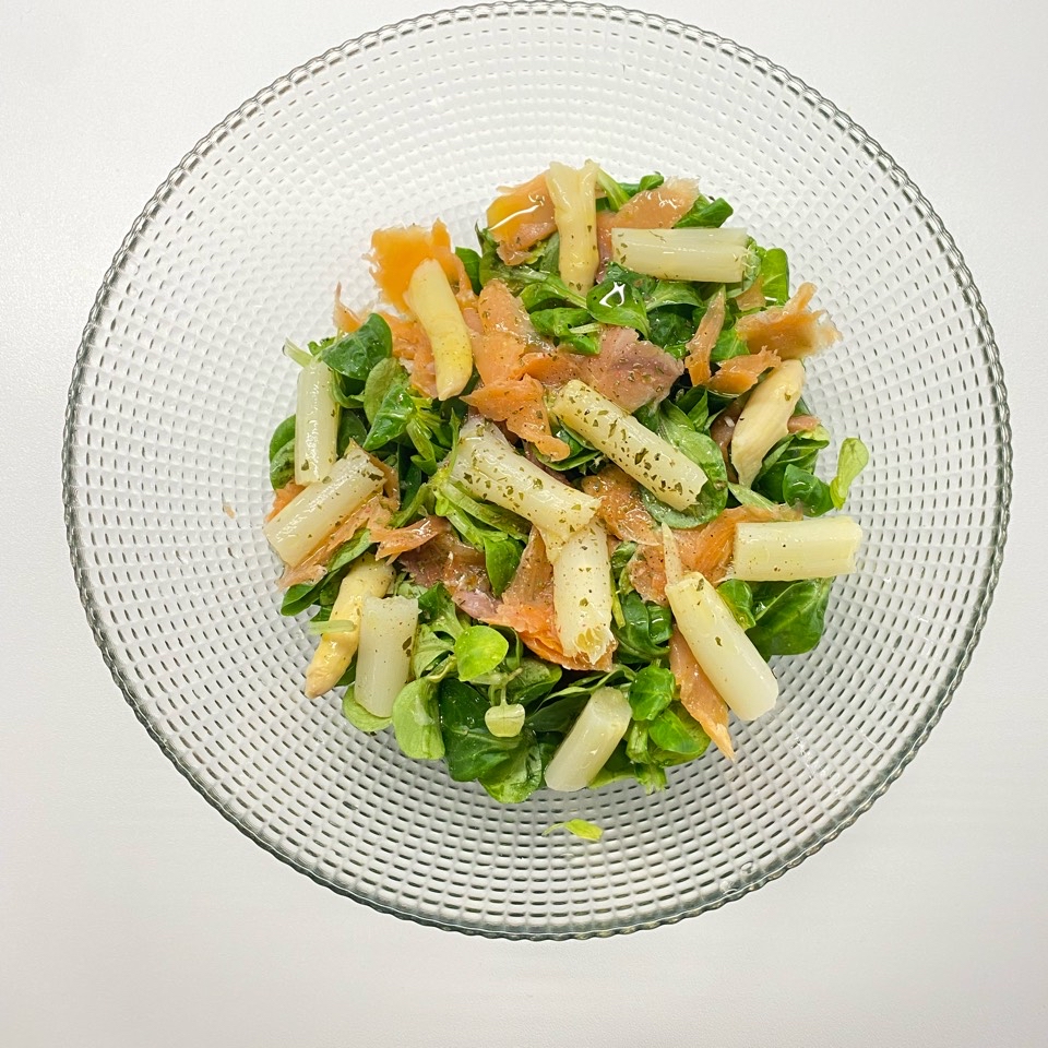 Ensalada de canónigos con salmón ahumado y espárragos 