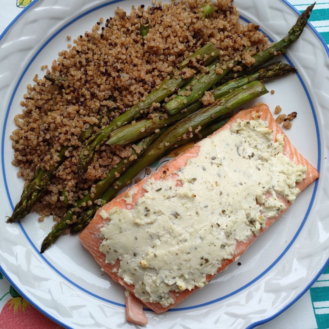 Salmón al horno con queso crema acompañado de espárragos verdes y quinoa Salmón al horno con queso crema acompañado de espárragos verdes y quinoa