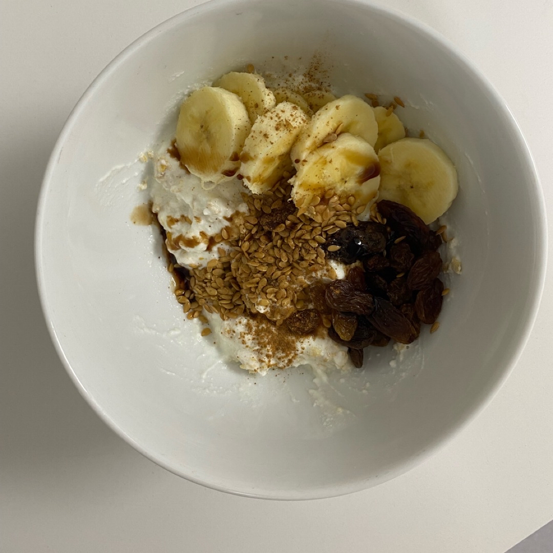 Avena con yogur, plátano y pasas Avena con yogur, plátano y pasas