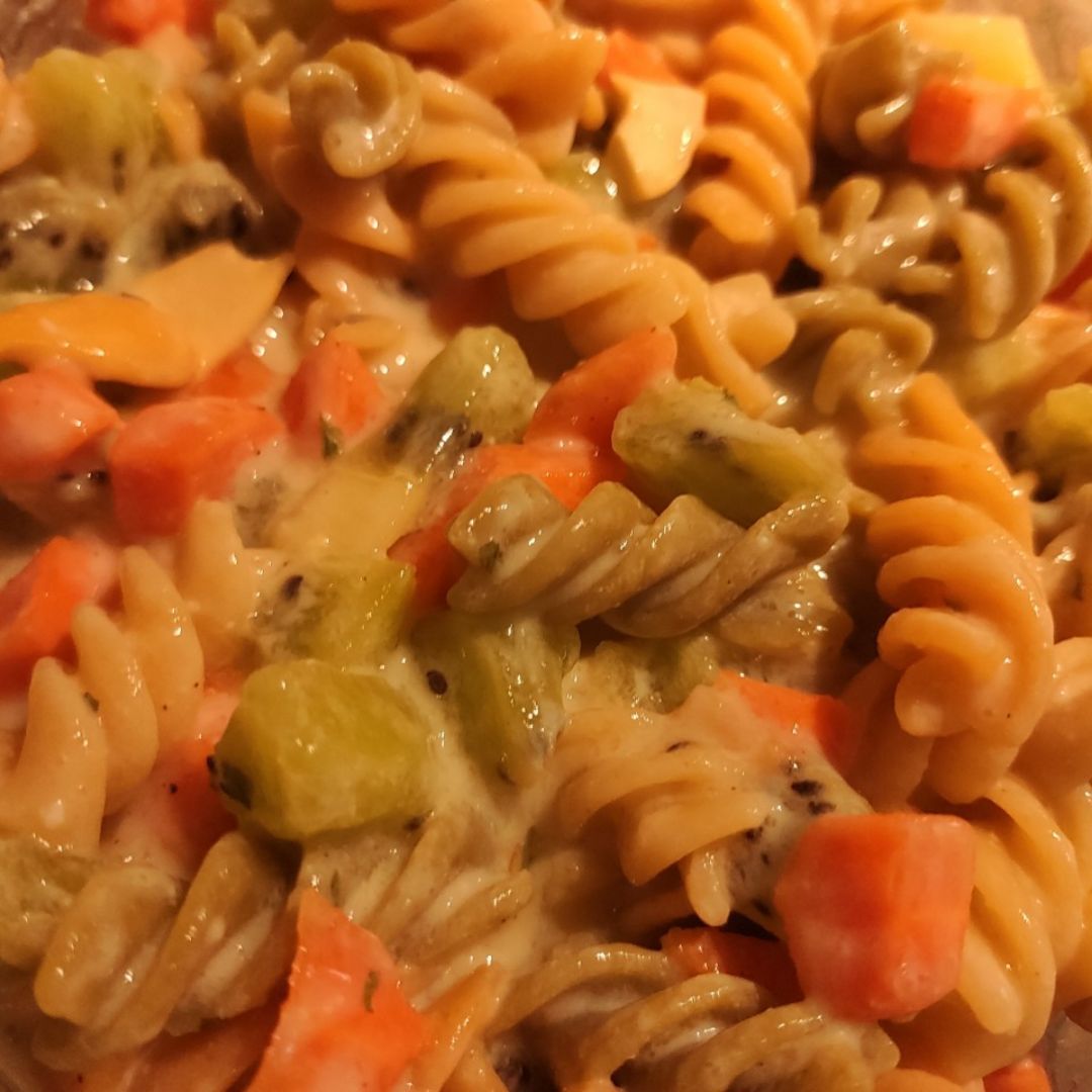 Ensalada de pasta con salsa de yogurt y frutos secos Ensalada de pasta con salsa de yogurt y frutos secos