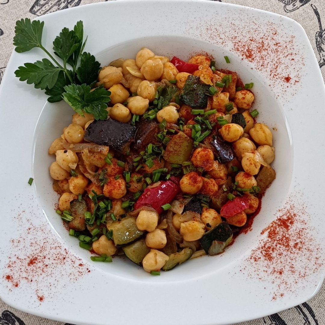 Garbanzos salteados con verduras