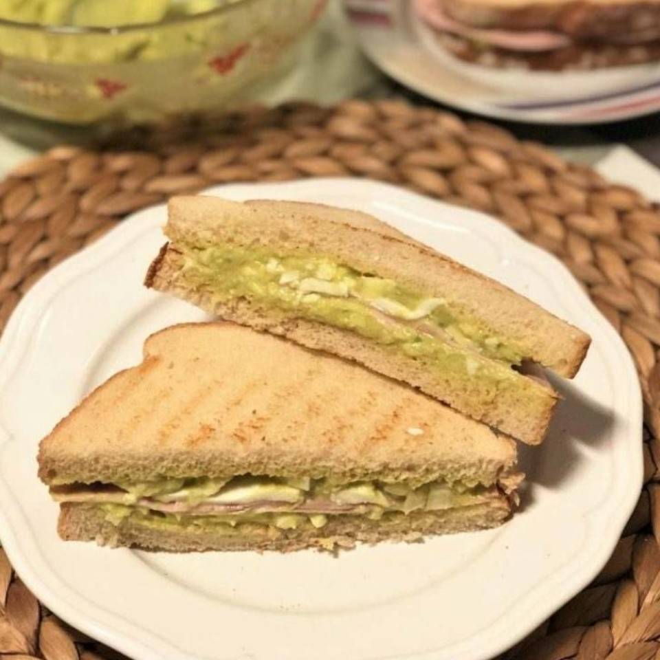 Desayuno con Guacamole y jamón Desayuno con Guacamole y jamón