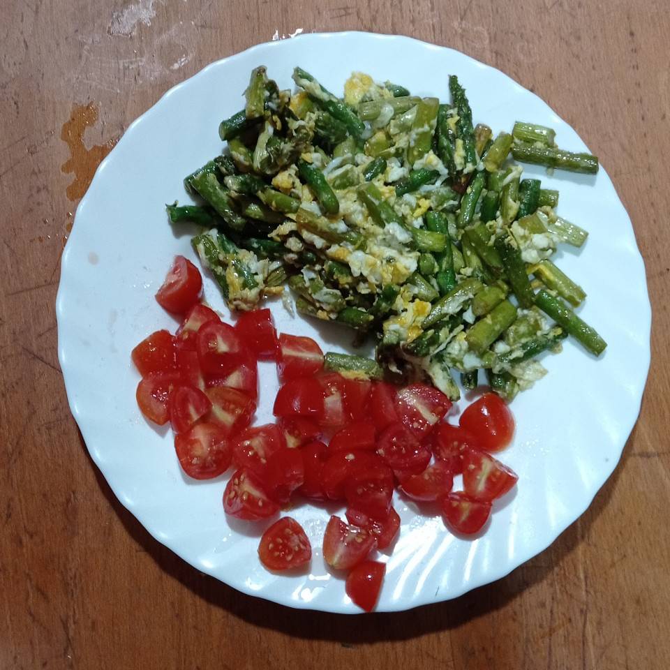 Esparragos revueltos con tomate