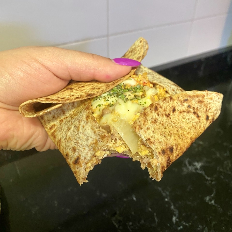 Tortilla con huevos pericos + atún y queso Tortilla con huevos pericos + atún y queso