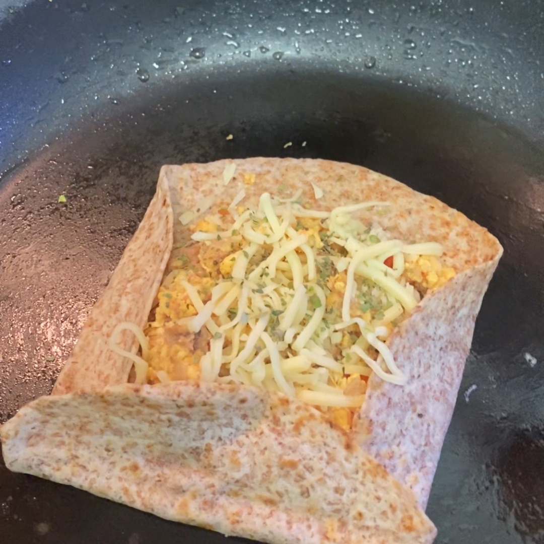 Tortilla con huevos pericos + atún y queso Paso 3 Tortilla con huevos pericos + atún y queso Paso 3