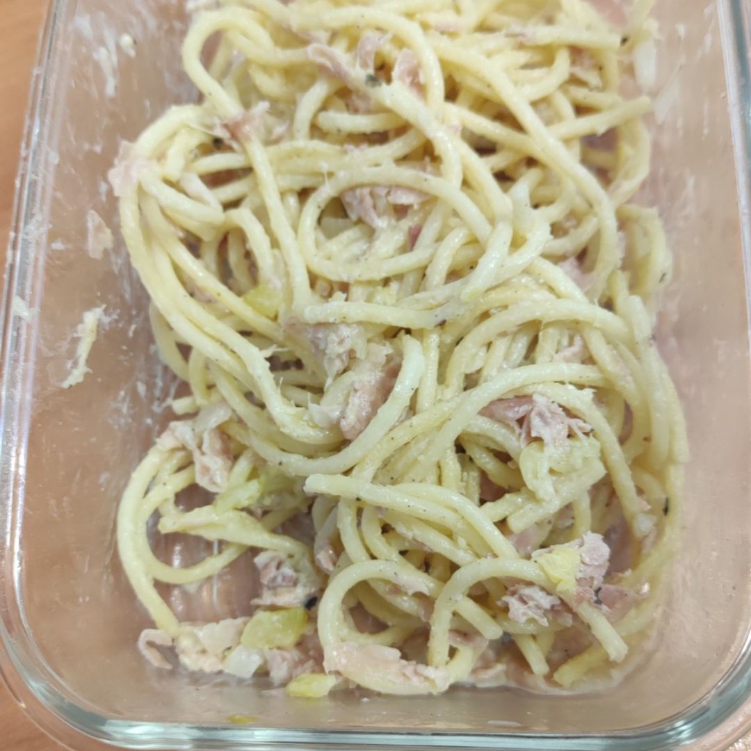 Espaguetis con calabacín y salsa de queso