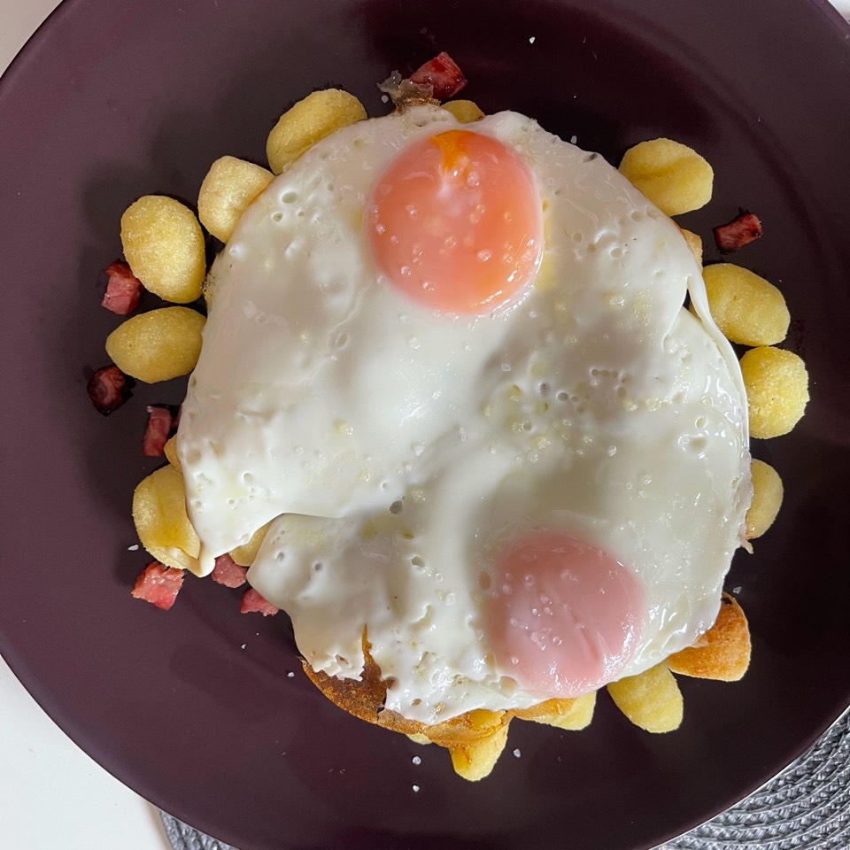 Huevos rotos con ñoquis Huevos rotos con ñoquis