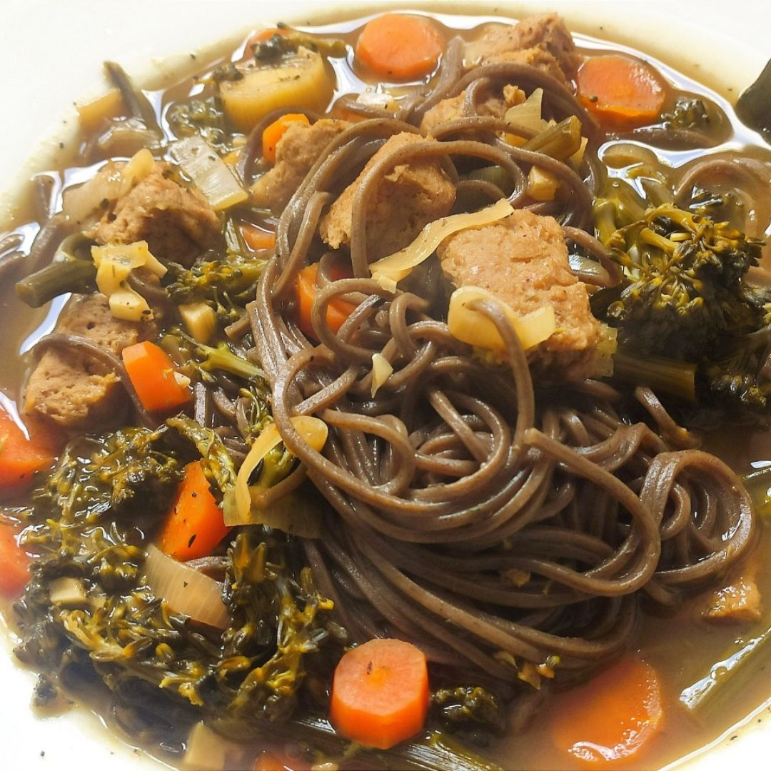 Sopa de "Pollo" Vegana Sopa de "Pollo" Vegana