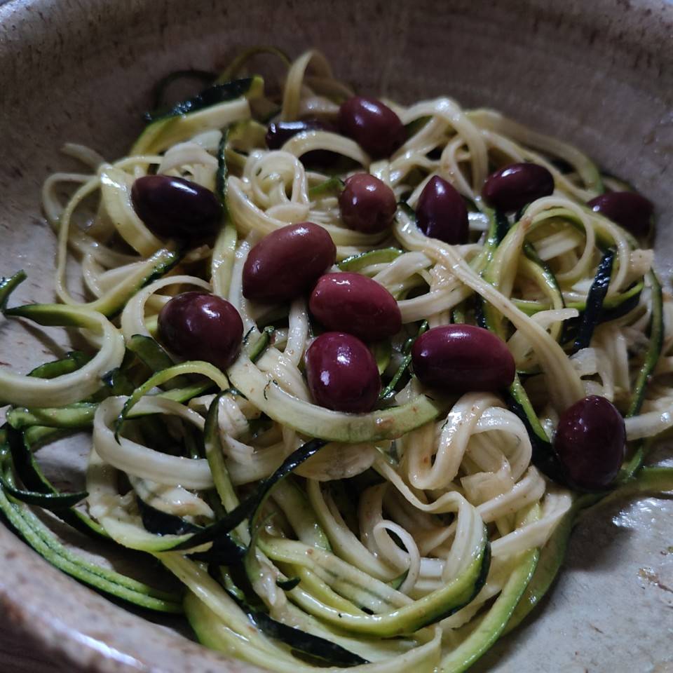 Calabacetis con salsa de aguacate y aceitunas kalamatas. Calabacetis con salsa de aguacate y aceitunas kalamatas.