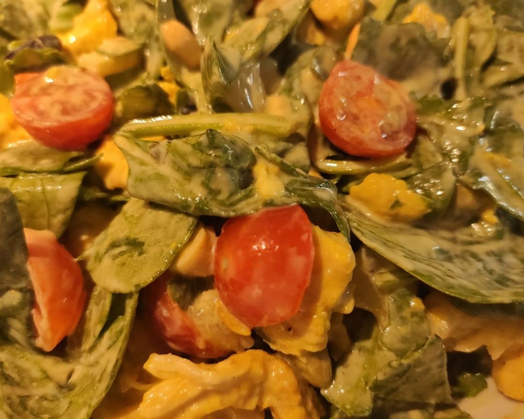 Ensalada súper completa de pollo al curry con frutos secos y salsa de yogurt casera Ensalada súper completa de pollo al curry con frutos secos y salsa de yogurt casera