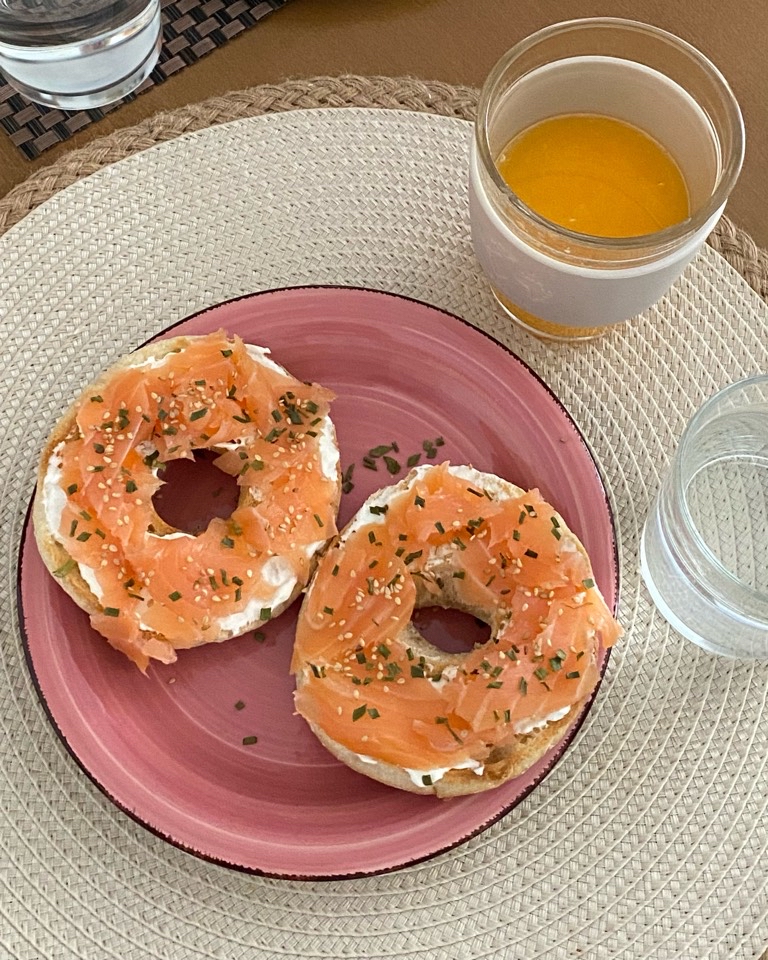Desayuno bagel salmon Desayuno bagel salmon