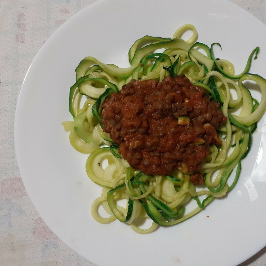 Espaguetis de calabacín con boloñesa de lentejas🍝🥒