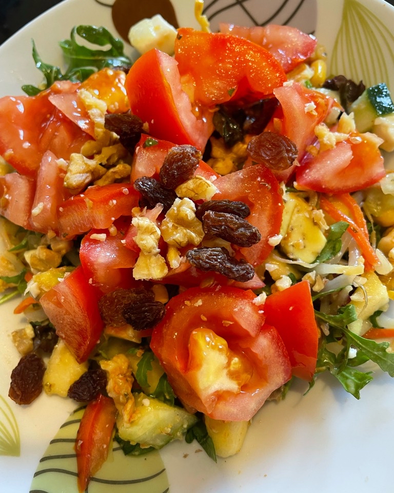 Ensalada de queso de cabra y pollo desmenuzado 