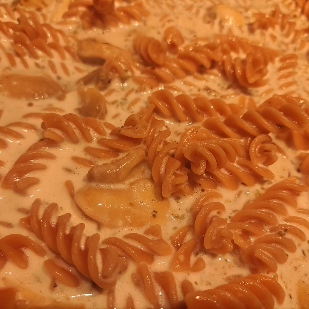 Pasta de lentejas con salsa de limón y anacardos