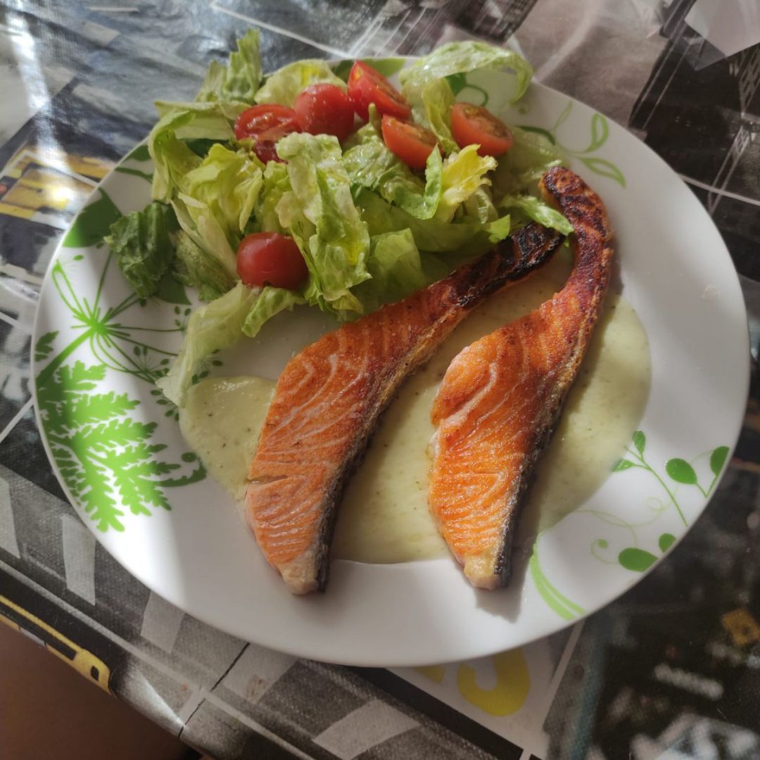 Lomo de salmón con ensalada y salsa de calabacín Lomo de salmón con ensalada y salsa de calabacín