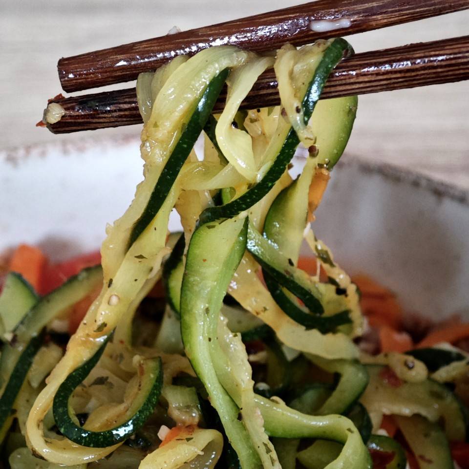 ZOODLES de calabacín con verduras y ternera ZOODLES de calabacín con verduras y ternera