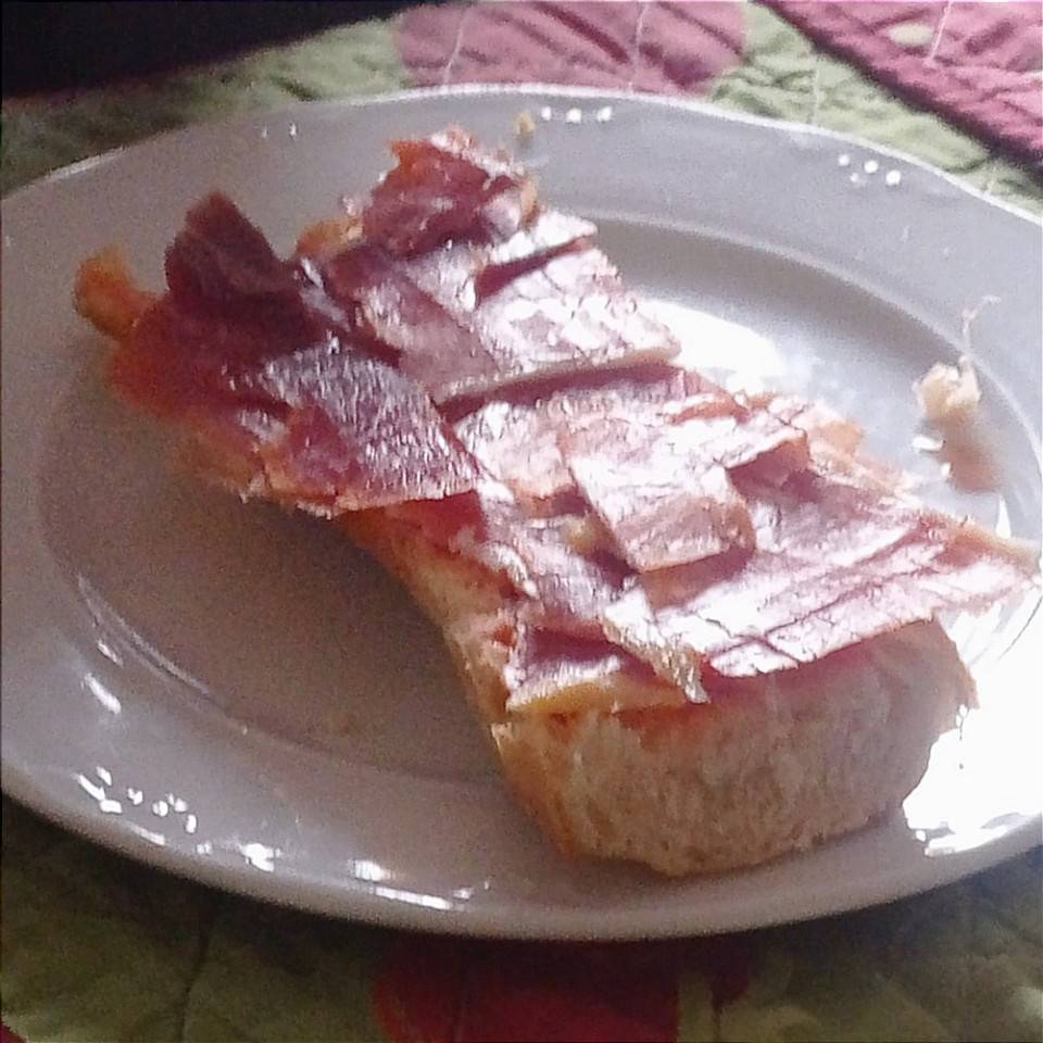 Tosta de pan con tomate y jamón Tosta de pan con tomate y jamón