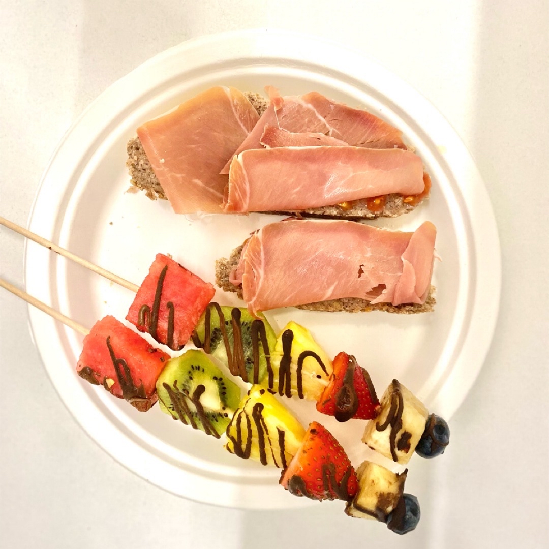 Pan de trigo sarraceno y brochetas de frutas