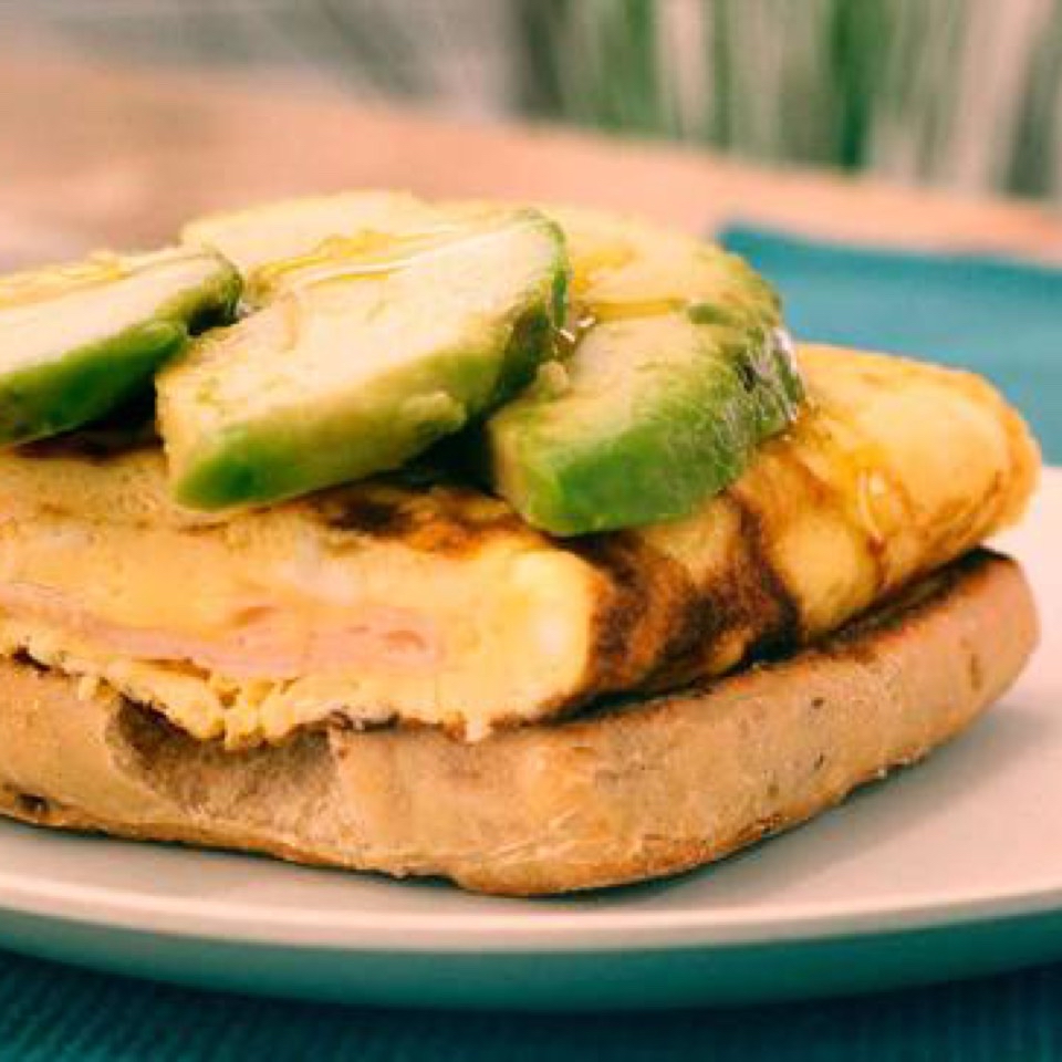 Sándwich de tortilla francesa con aguacate Sándwich de tortilla francesa con aguacate