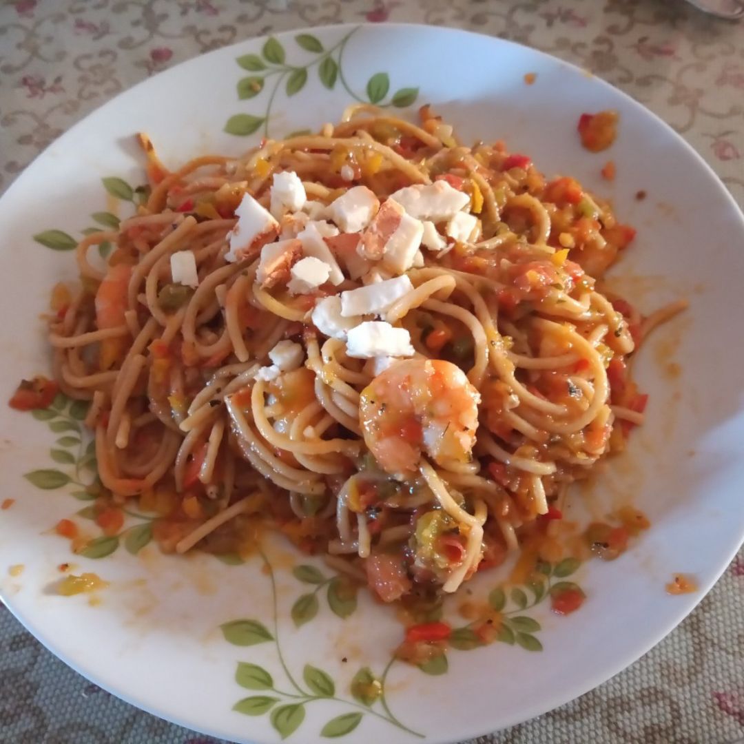 Pasta con salsa de pimientos y gambas Pasta con salsa de pimientos y gambas