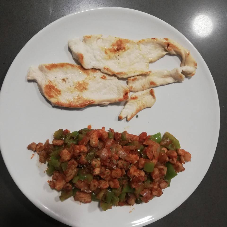 Filetes de pollo con "pisto" Filetes de pollo con "pisto"