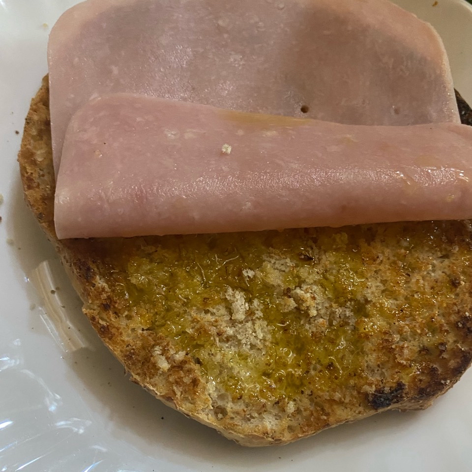 Tostada de pan integral con: Ajo, AOVE y Pavo