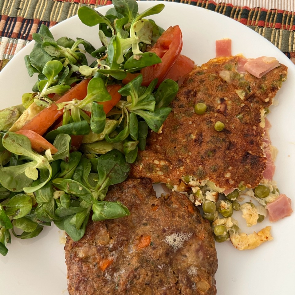 Hamburguesa de carne tortilla de arvejas y ensalada Hamburguesa de carne tortilla de arvejas y ensalada
