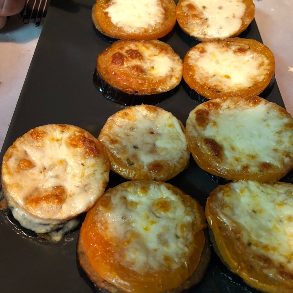 Berenjena y tomate al horno, gratinado con mozarella fresca Berenjena y tomate al horno, gratinado con mozarella fresca