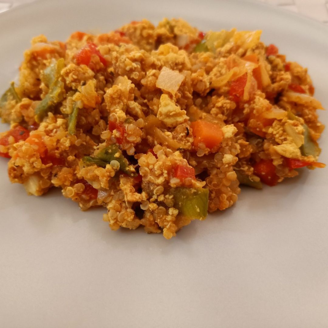 Quinoa con verduras y tofu al curry Quinoa con verduras y tofu al curry