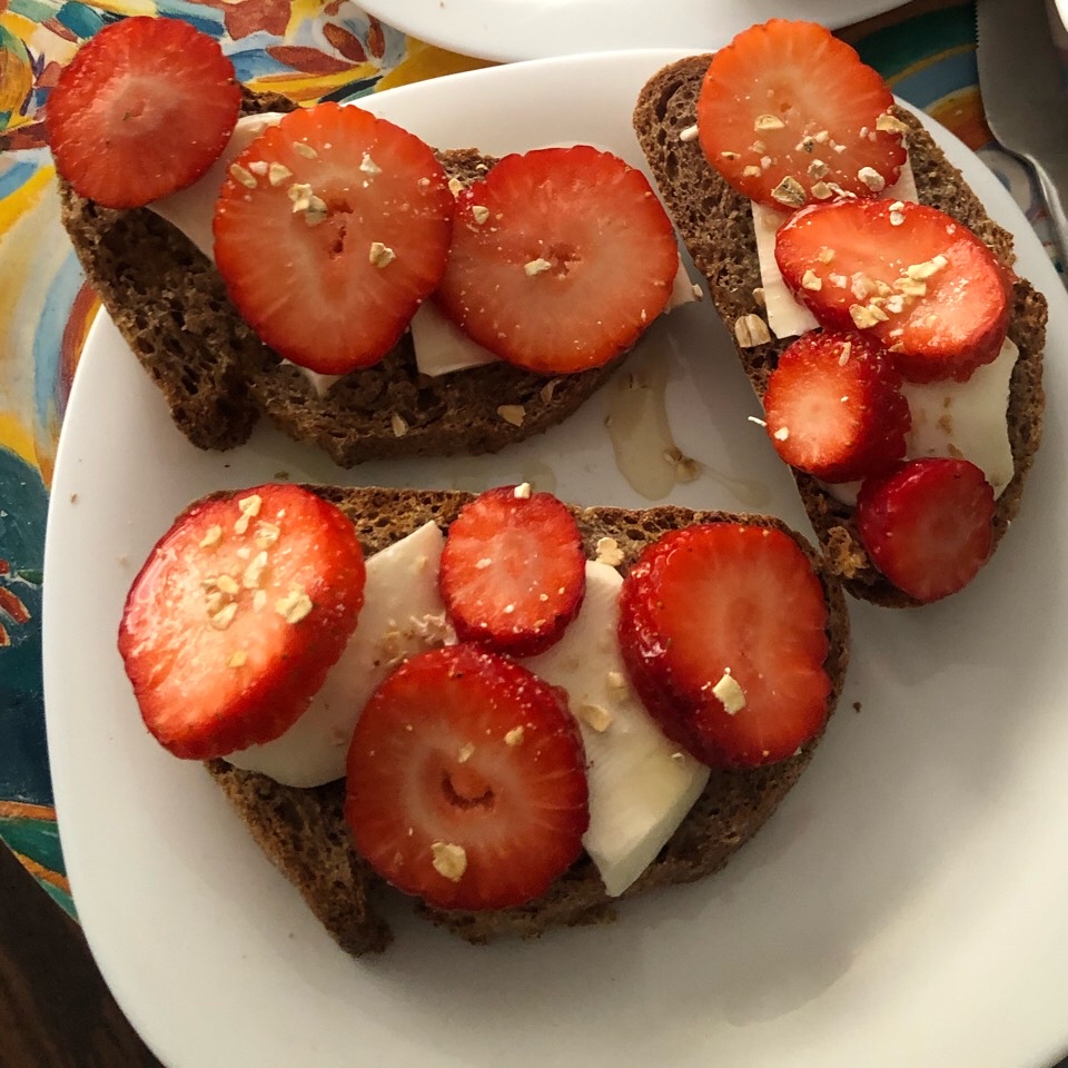 Tostadas de fresa y queso fresco