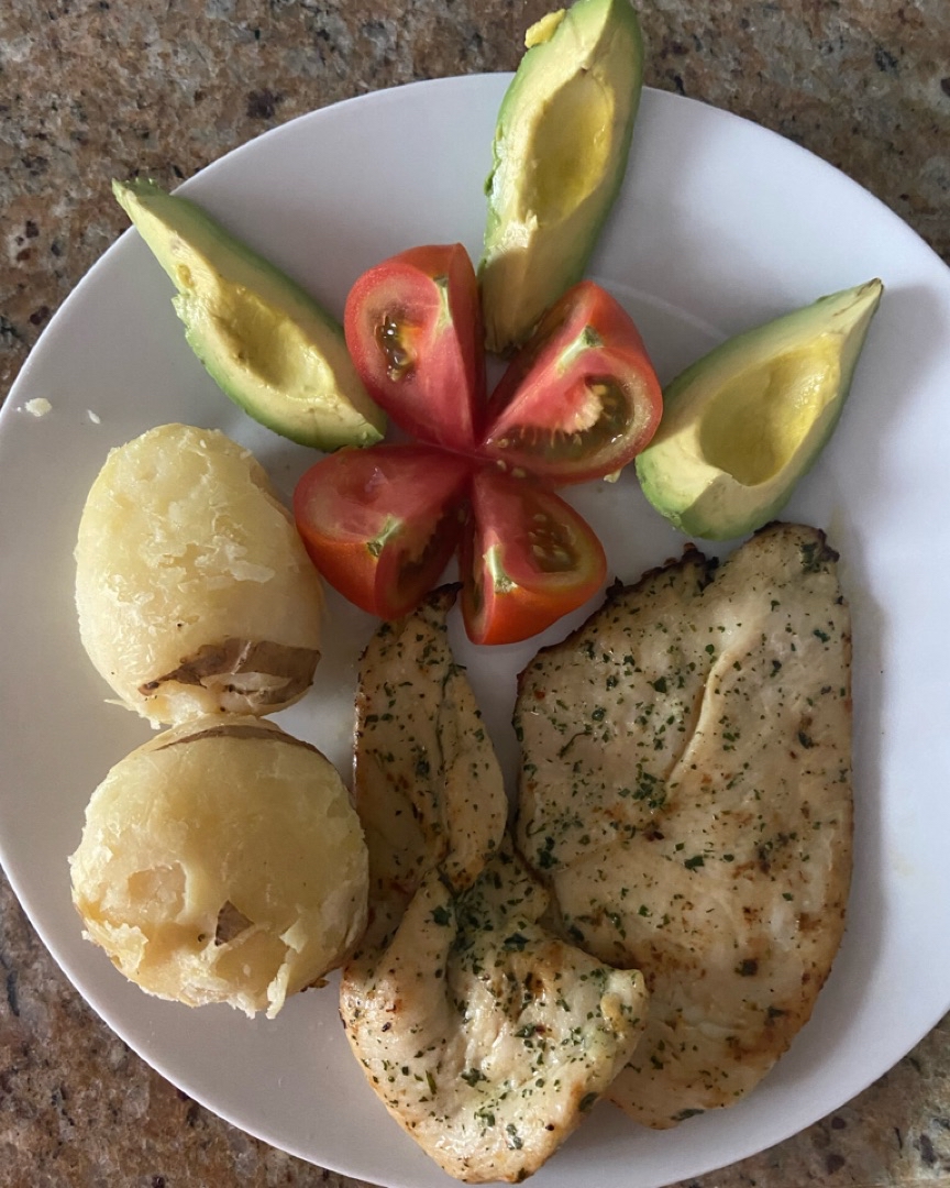 Filete de pollo con papa y ensalada de aguacate y tomate Filete de pollo con papa y ensalada de aguacate y tomate