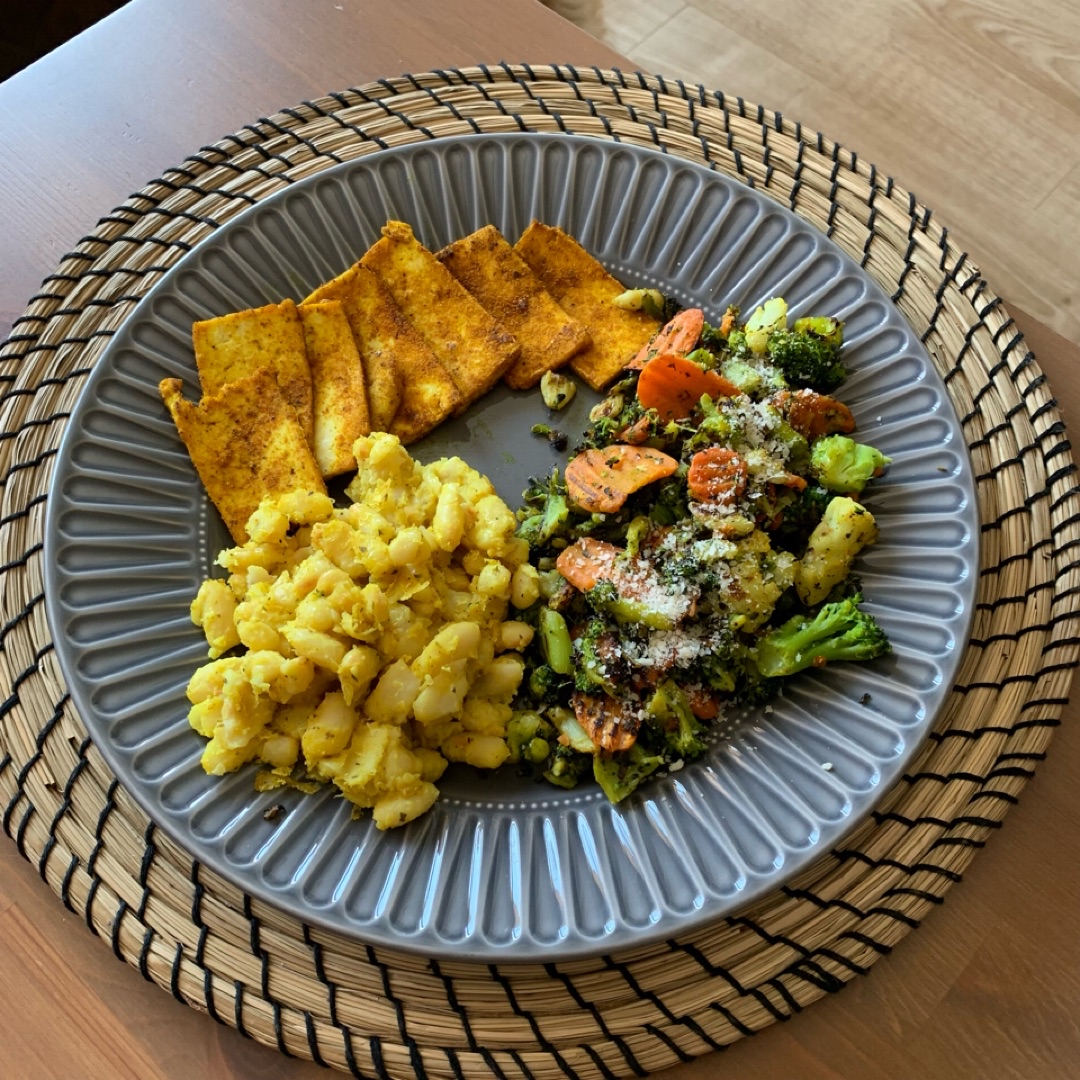 Salteado de brócoli, alubias y tofu al curry 🥦🥕🫘 Salteado de brócoli, alubias y tofu al curry 🥦🥕🫘