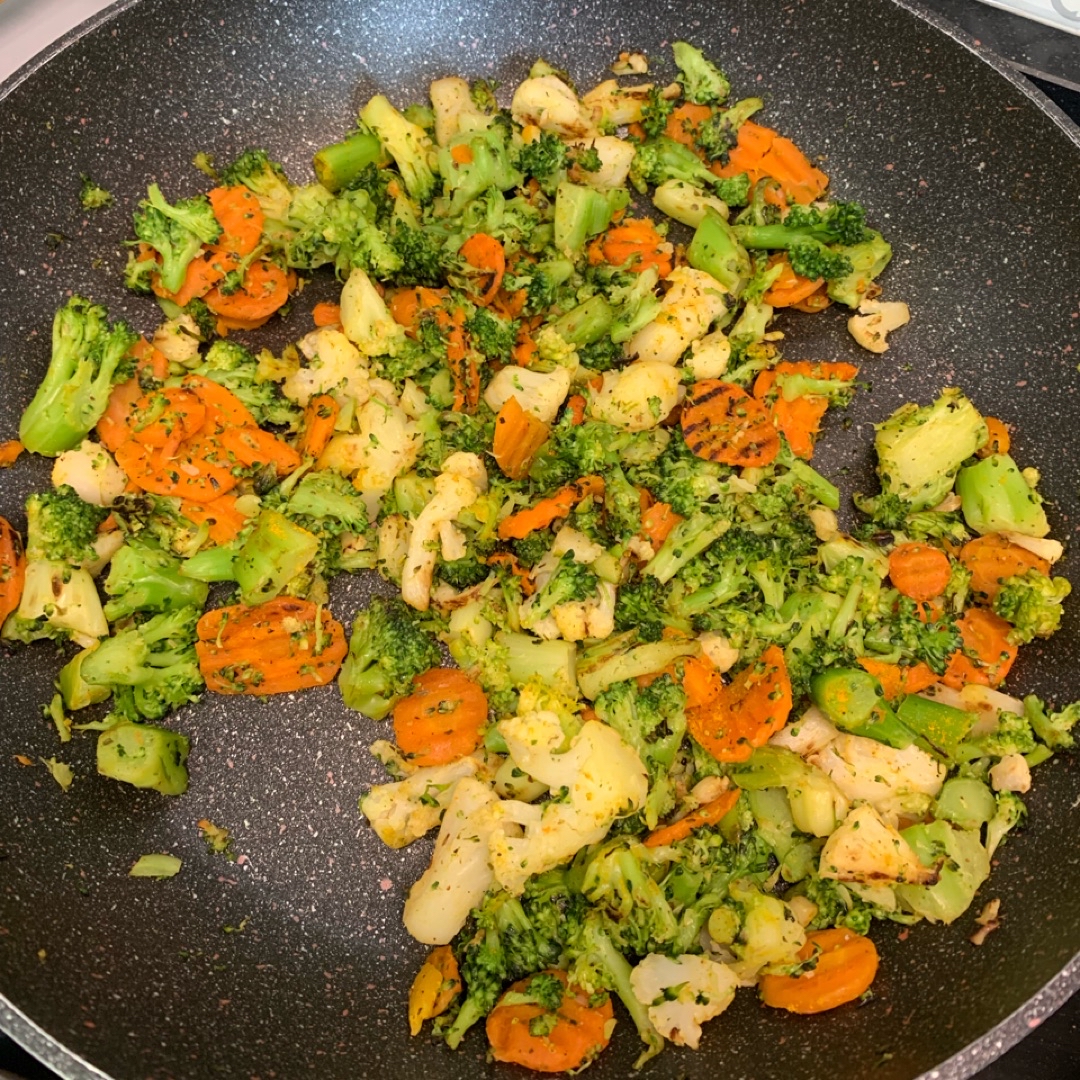 Salteado de brócoli, alubias y tofu al curry 🥦🥕🫘 Paso 1 Salteado de brócoli, alubias y tofu al curry 🥦🥕🫘 Paso 1