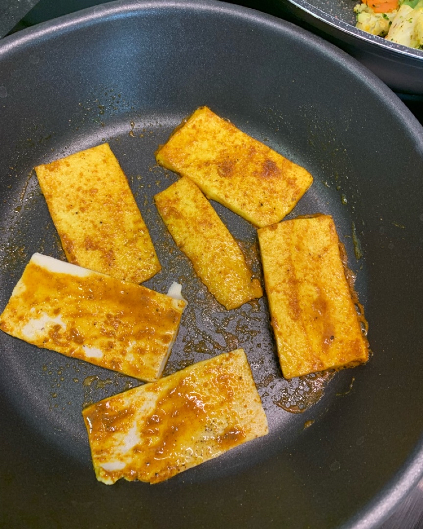 Salteado de brócoli, alubias y tofu al curry 🥦🥕🫘 Paso 3 Salteado de brócoli, alubias y tofu al curry 🥦🥕🫘 Paso 3