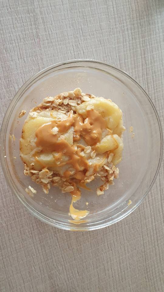 Pera al microondas con avena y crema de cacahuete Pera al microondas con avena y crema de cacahuete