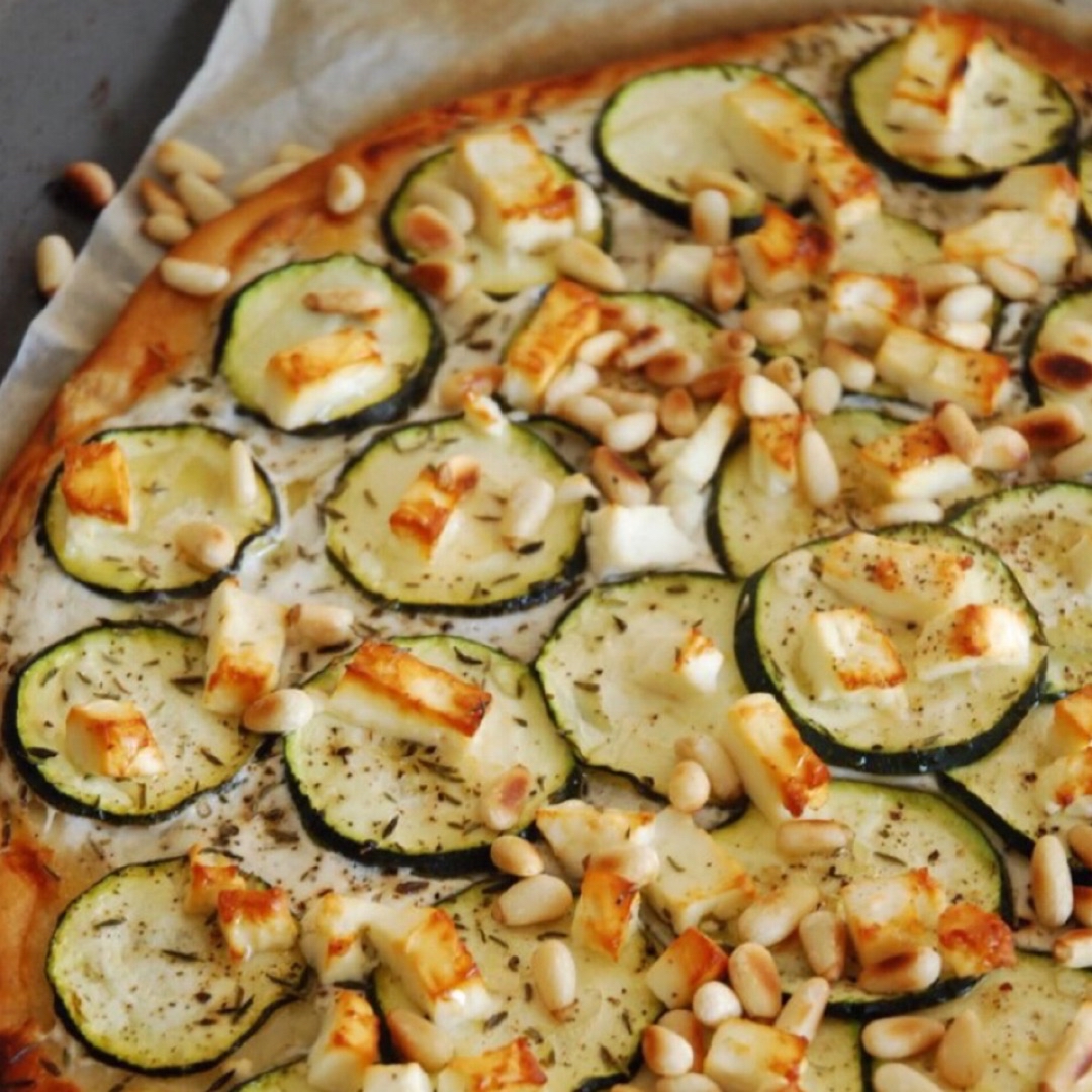 Pizza con masa de espelta integral, calabacín y pollo 🍕🥒🍗