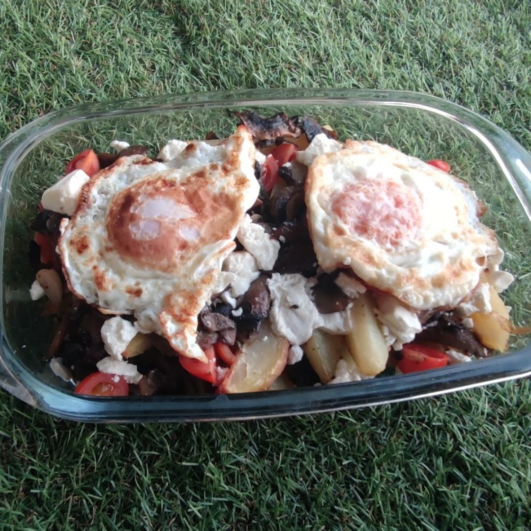 Huevos rotos con setas y champiñones Huevos rotos con setas y champiñones