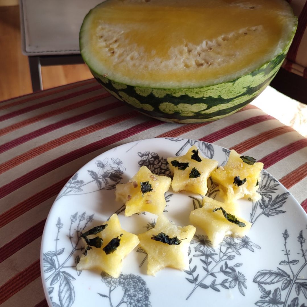 Estrellitas de sandía amarilla con hierbabuena. Estrellitas de sandía amarilla con hierbabuena.