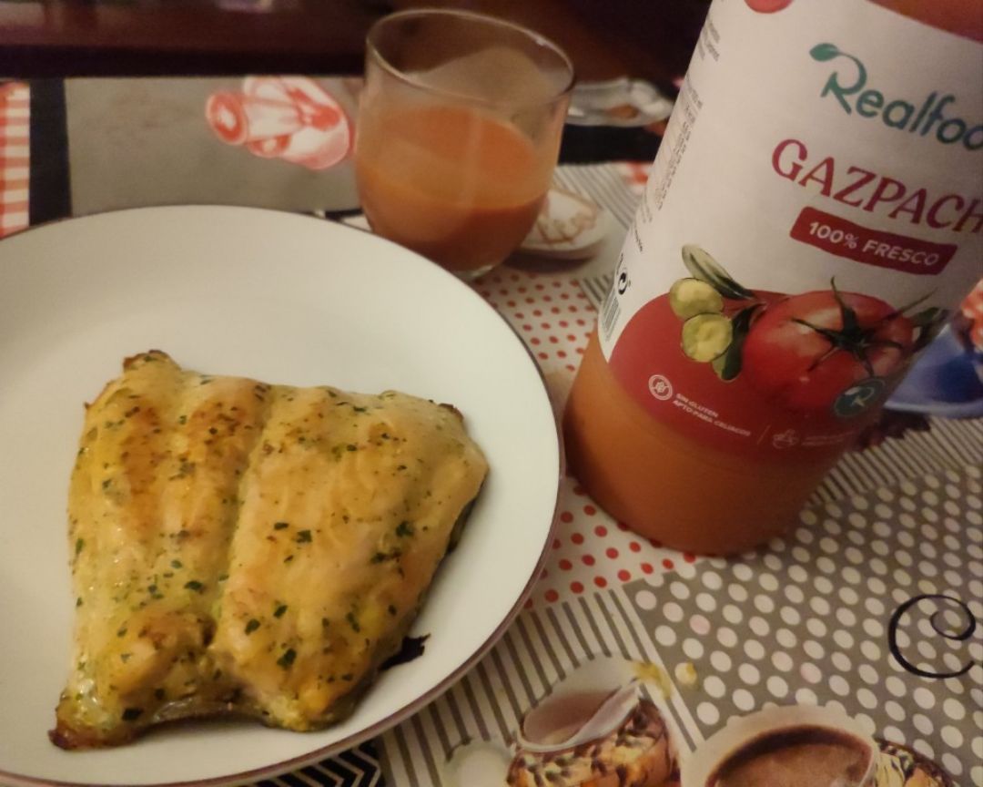 Salmón al curry con gazpacho y helado de melón de postre.