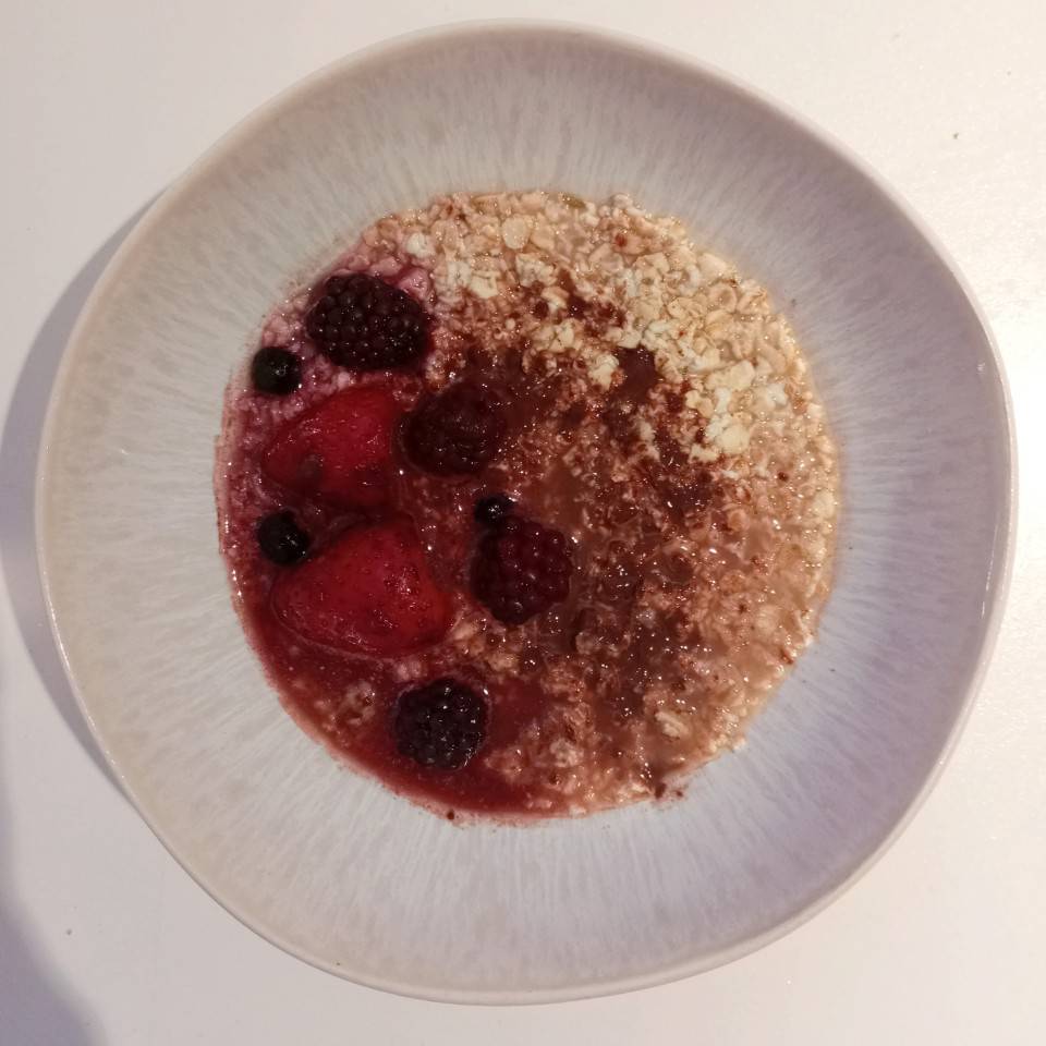 Porridge de avena y frutos rojos