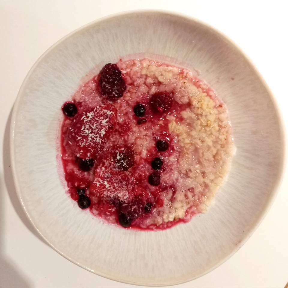 Porridge de avena y frutos rojos