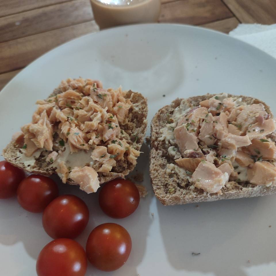 Tostadas de hummus con salmón 