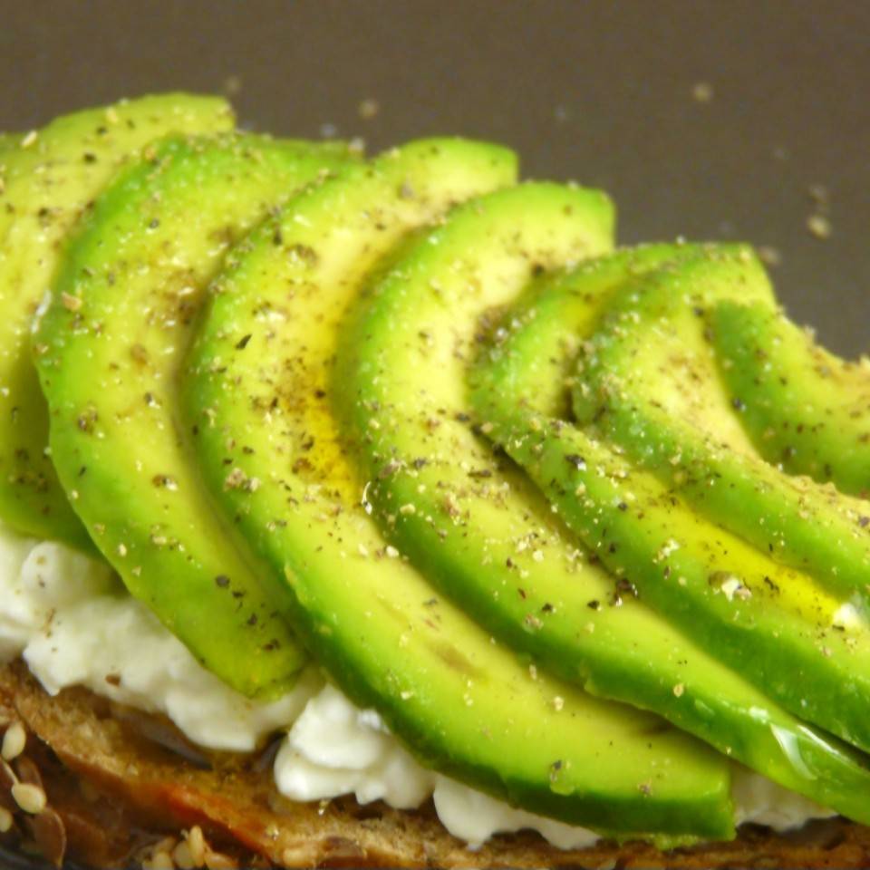 Tostada de aguacate con queso fresco Tostada de aguacate con queso fresco