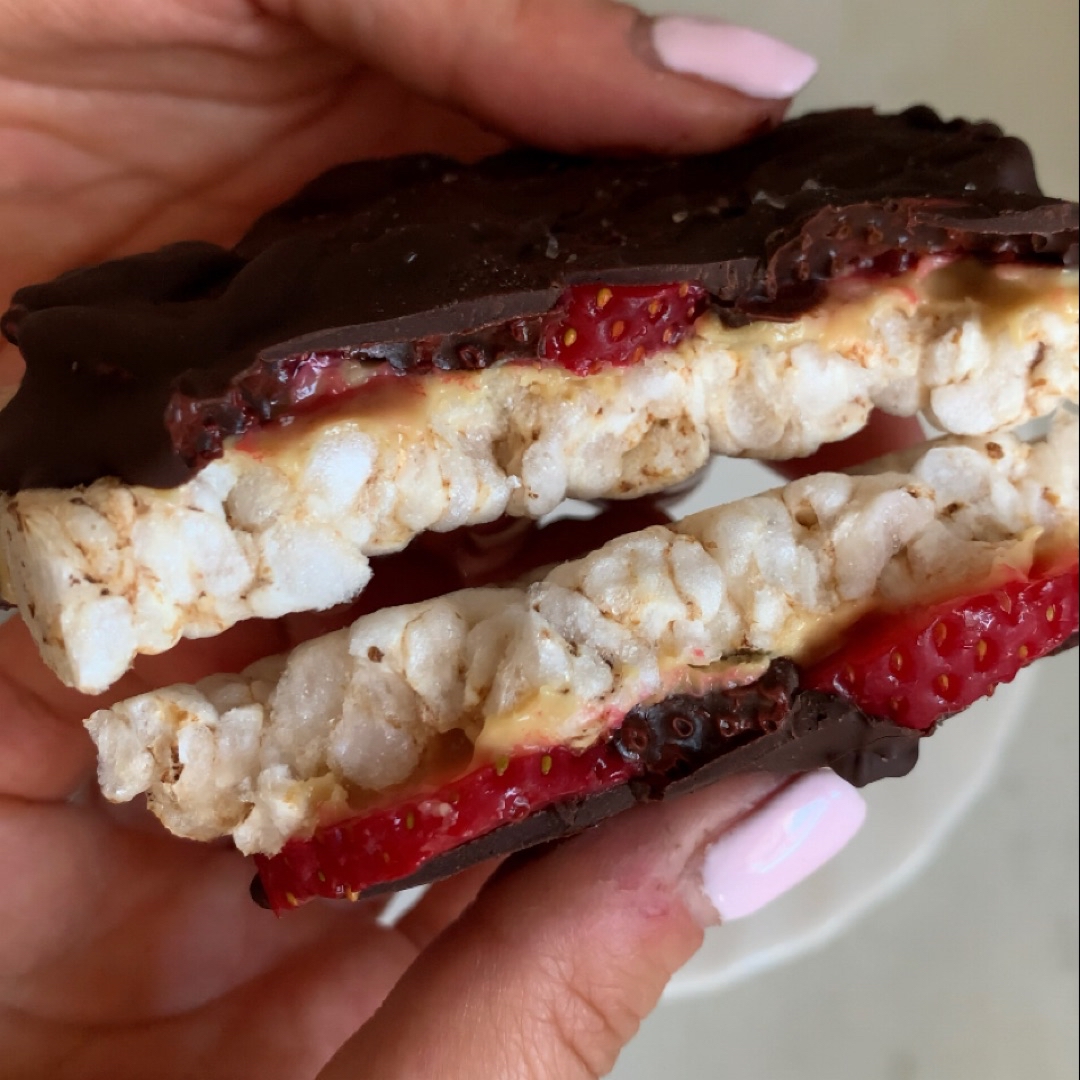 Tortitas de arroz con crema de cacahuete, fresas y chocolate