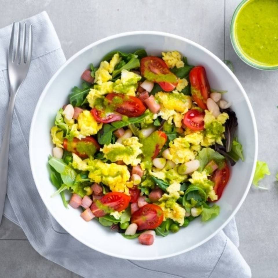 Huevo Revuelto con Ensalada 🥗 Huevo Revuelto con Ensalada 🥗