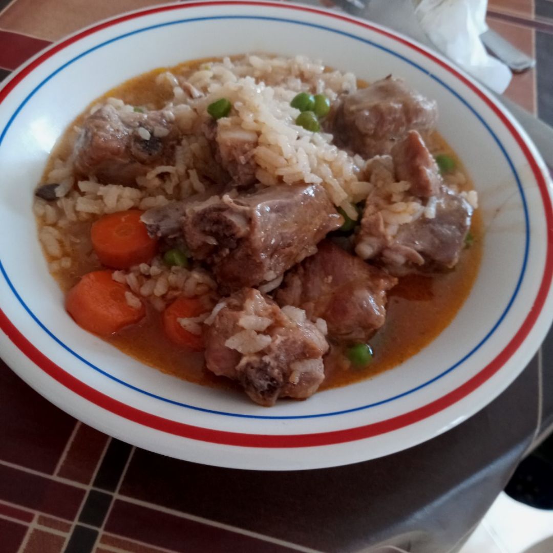 Guiso de costillas con arroz Guiso de costillas con arroz